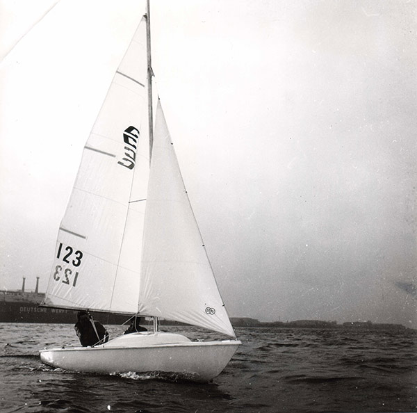 Erprobungsfahrten auf der Elbe vor dem Werftgelände von Blohm + Voss